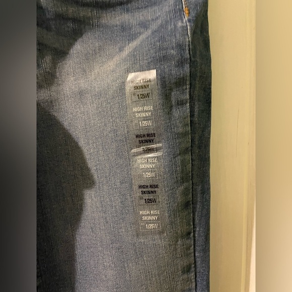 So skinny jeans size 1/25W NWT - Picture 2 of 9